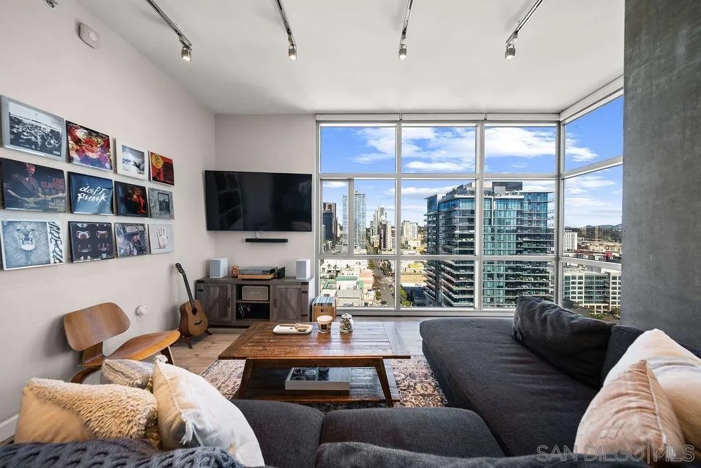 800 The Mark Lane 2104