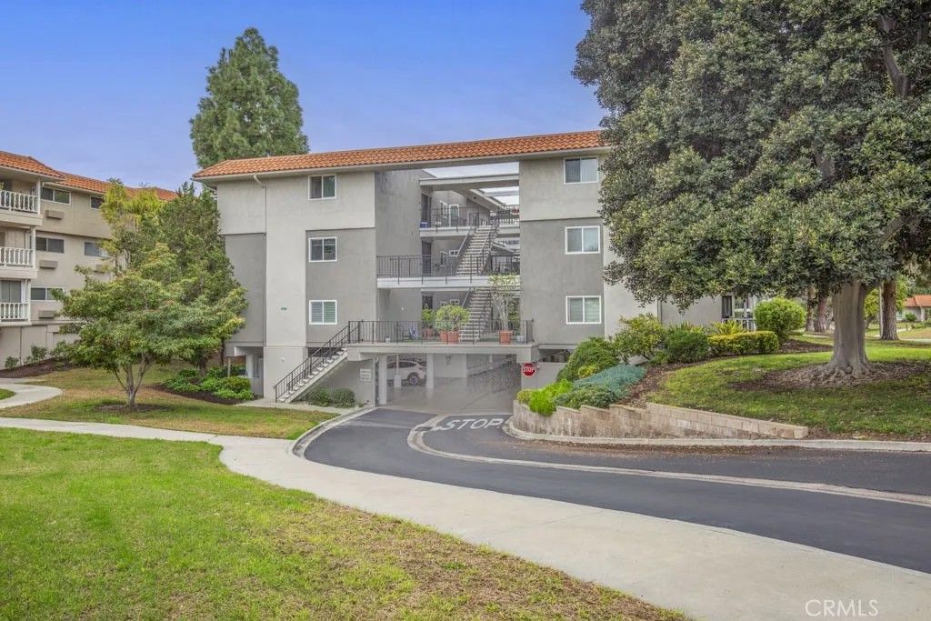Photo of 2402 Via Mariposa W unit 1C, Laguna Woods, CA 92637 (MLS # OC26006689)