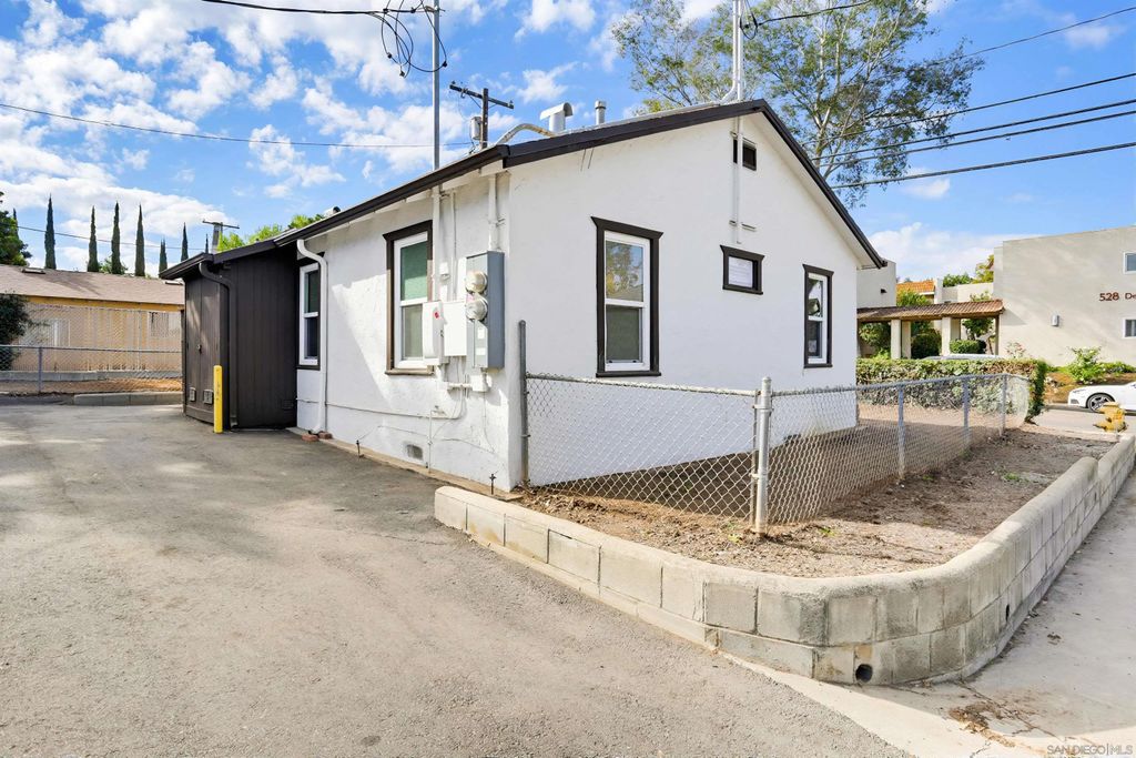 Photo of 537 DeLuz Rd, Fallbrook, CA 92028 (MLS # 260007517)