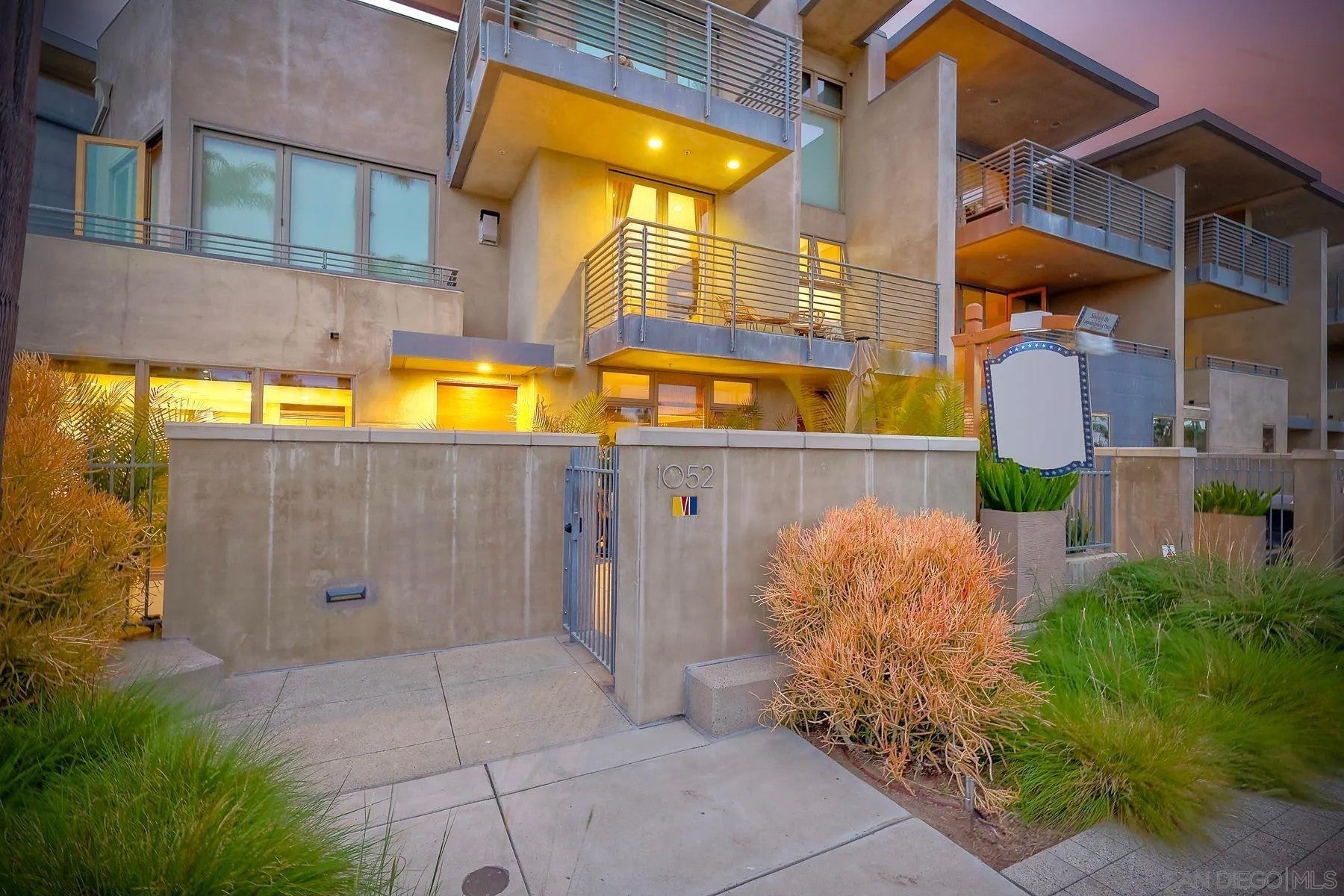 1052 Anchorage Ln