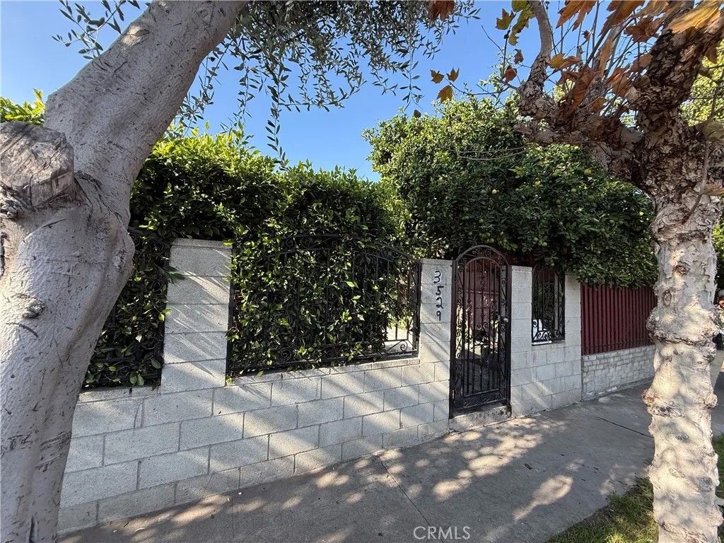 Photo of 3529 10th, Los Angeles, CA 90018 (MLS # DW25270313)