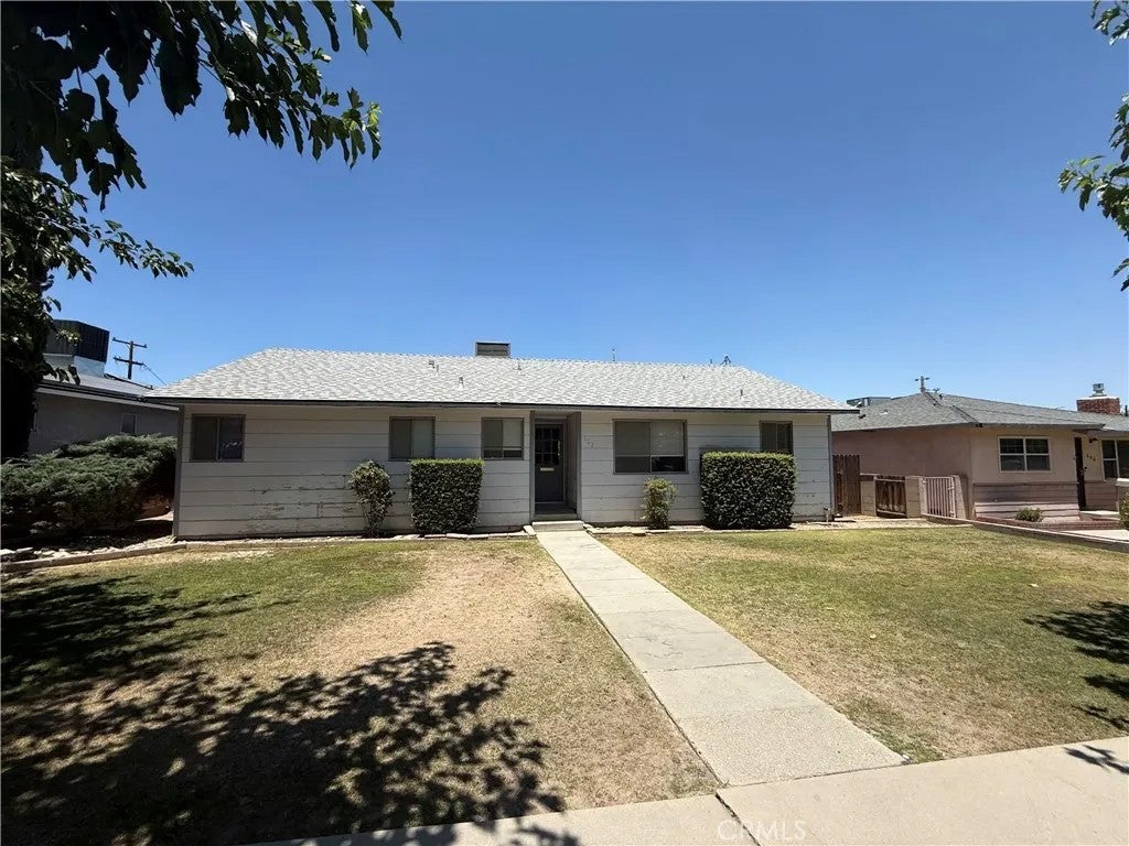 Photo of 302 E San Emidio ST, Taft, CA 93268 (MLS # PI26207487)