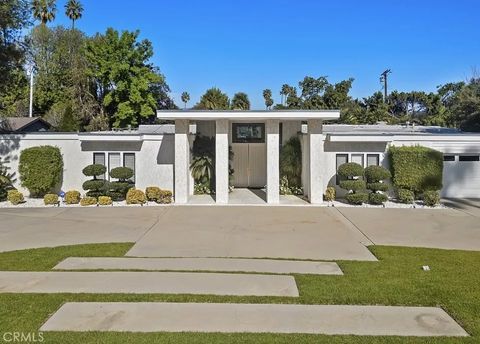 Photo of 19825 Santa Rita Street, Woodland Hills, CA 91364 (MLS # SR25280220)