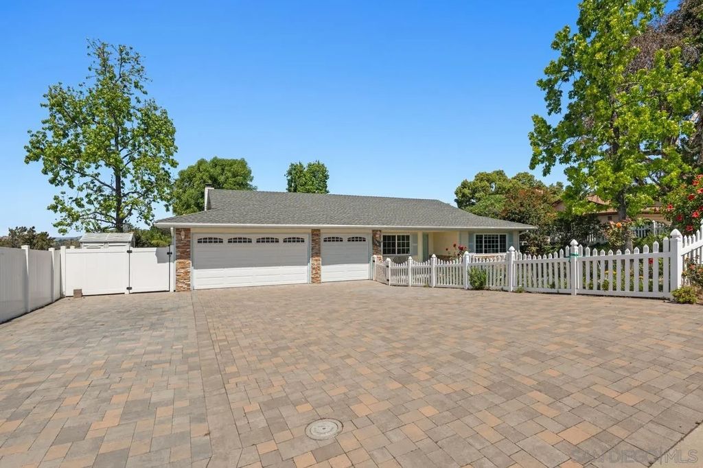 Photo of 506 Deerhaven St, El Cajon, CA 92019 (MLS # 260009395)