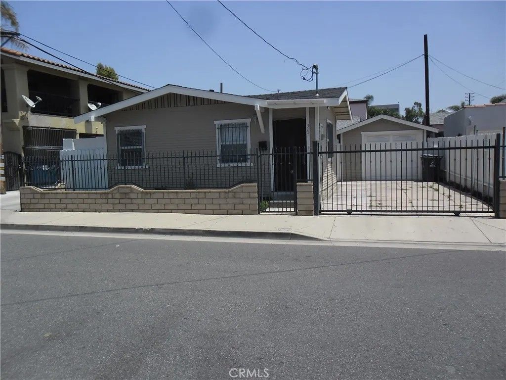 Photo of 307 N Shelton St, Santa Ana, CA 92703 (MLS # SB26017841)