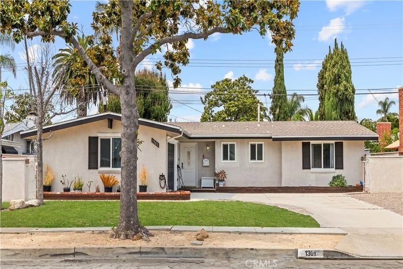 1301 W Roberta