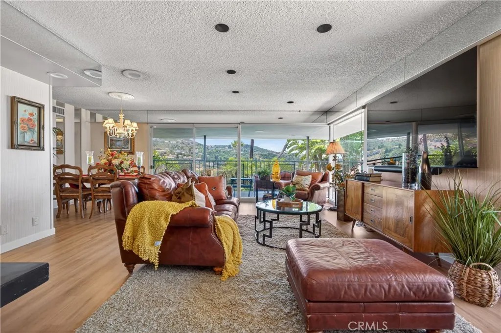 2904 Far View