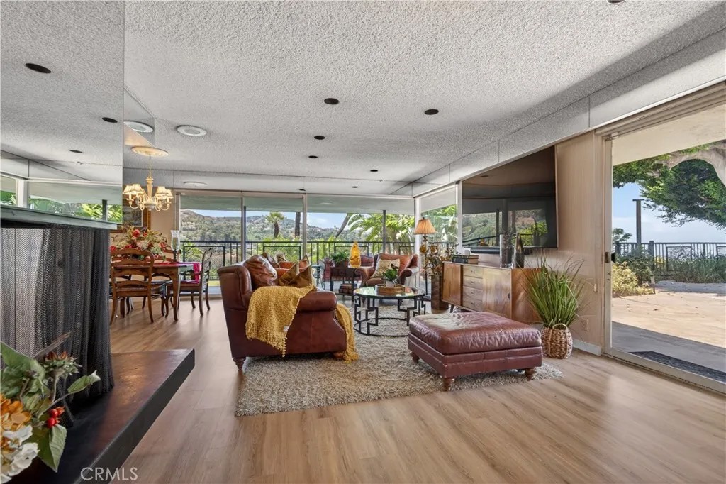 2904 Far View