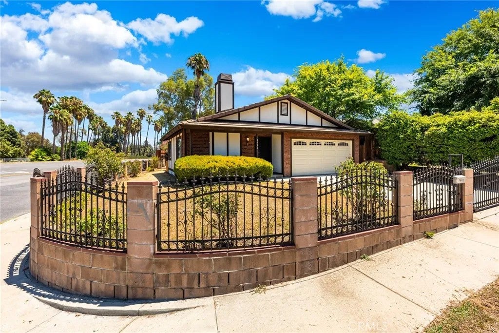 Photo of 5546 Mclennan Ave, Encino, CA 91436 (MLS # SR26075098)