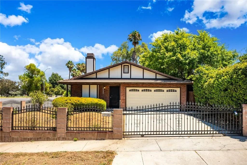 Photo of 5546 Mclennan Ave, Encino, CA 91436 (MLS # SR26075098)