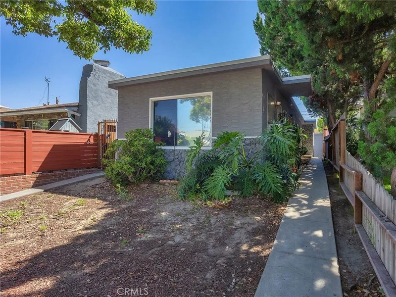 1218 N Hollywood Way