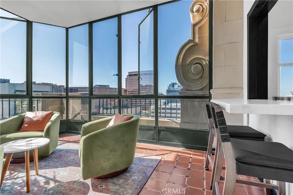 Photo of 140 Linden Ave #615, Long Beach, CA 90802 (MLS # DW26022919)