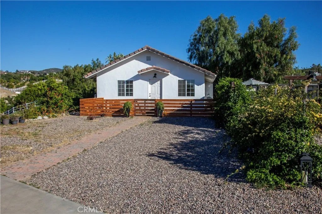 Photo of 37645 Via De Los Arboles #B, Temecula, CA 92592 (MLS # SW26066713)