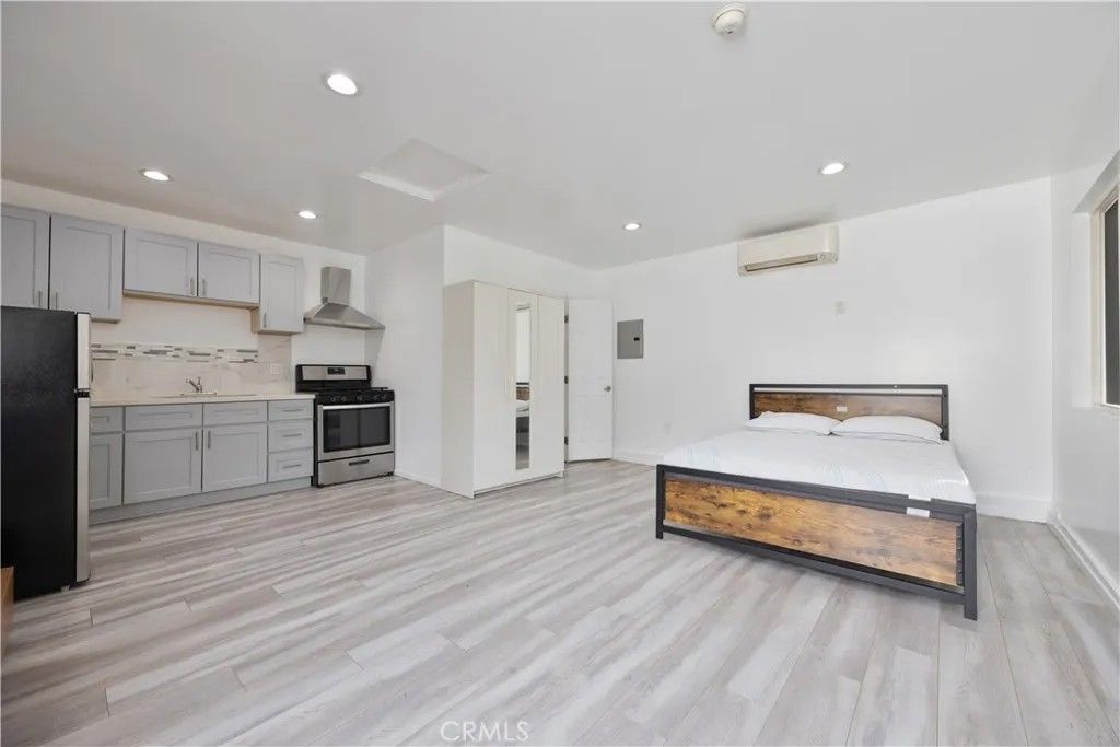 Photo of 19140 Hartland, Reseda, CA 91335 (MLS # SR25280205)