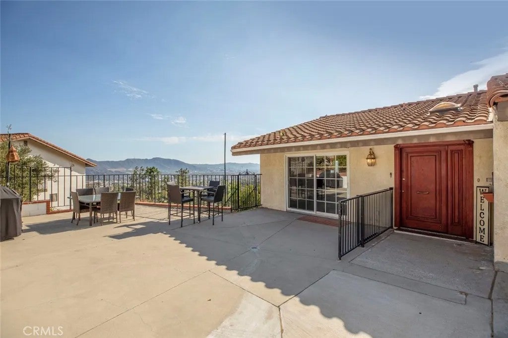 1218 E Tujunga