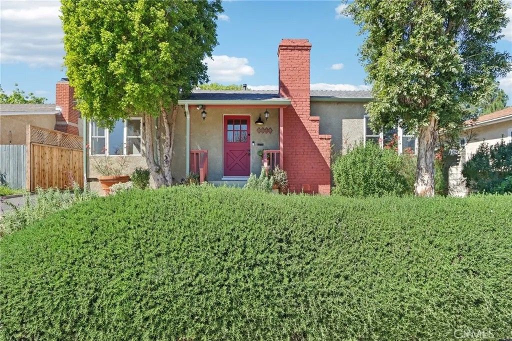 Photo of 5513 Cartwright Avenue, North Hollywood, CA 91601 (MLS # SR26057382)