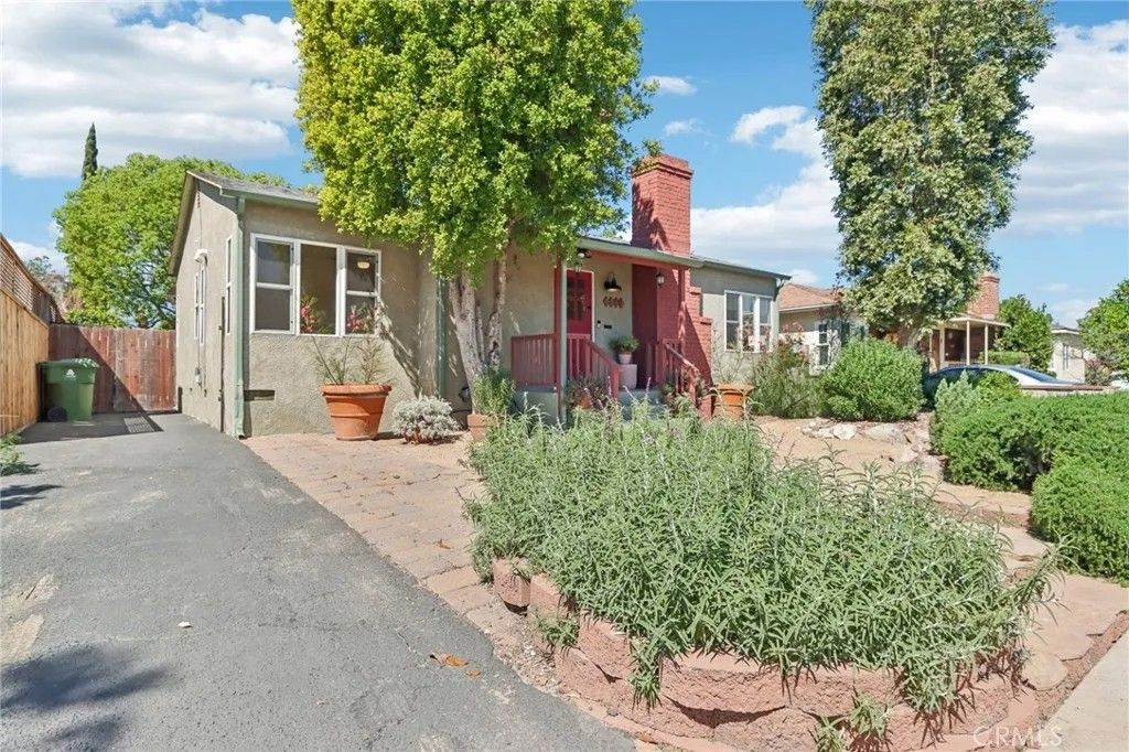 Photo of 5513 Cartwright Avenue, North Hollywood, CA 91601 (MLS # SR26057382)