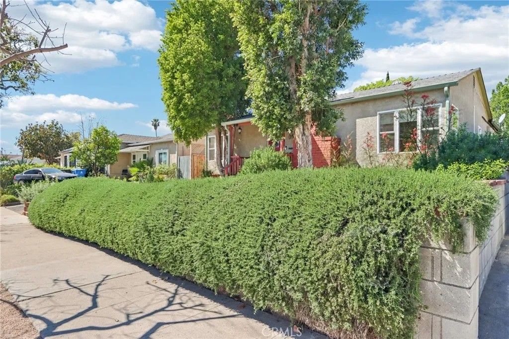 Photo of 5513 Cartwright Avenue, North Hollywood, CA 91601 (MLS # SR26057382)