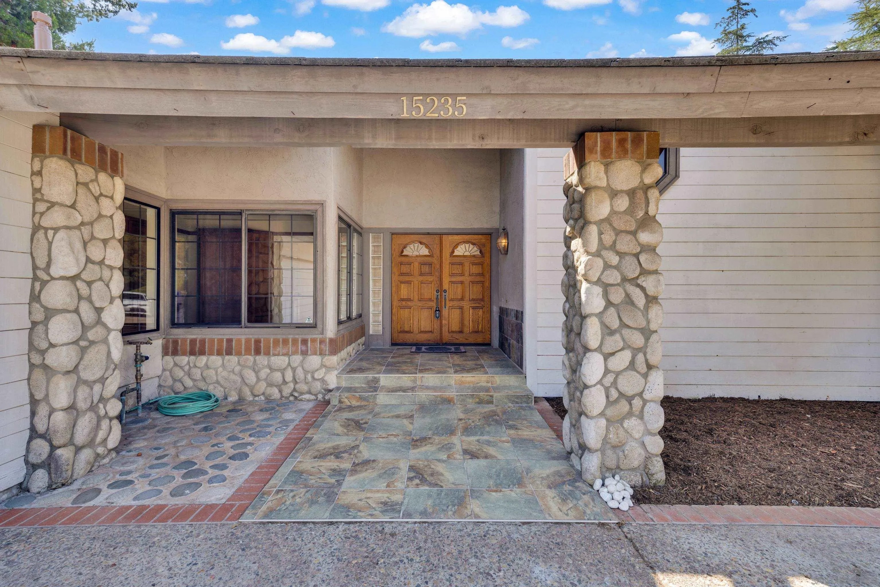 15235 Crestview Ct