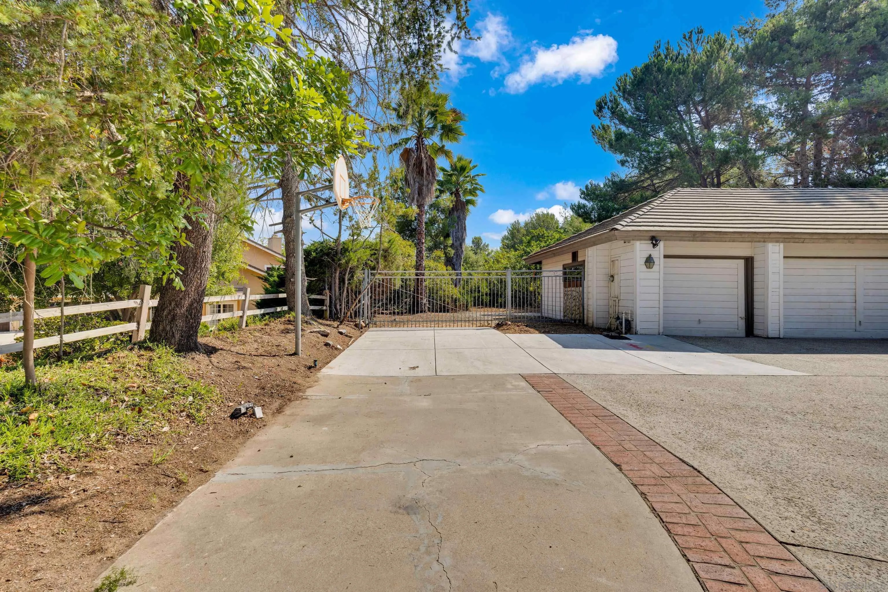 15235 Crestview Ct