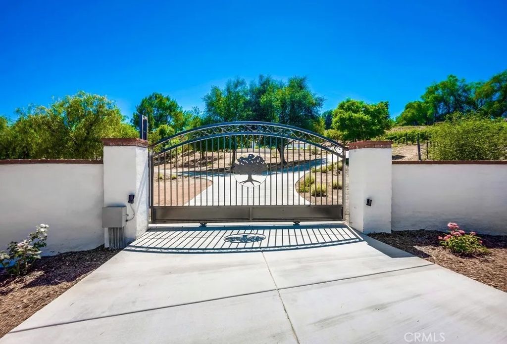 Photo of 39555 Avenida Bonita, Murrieta, CA 92562 (MLS # SW25233817)
