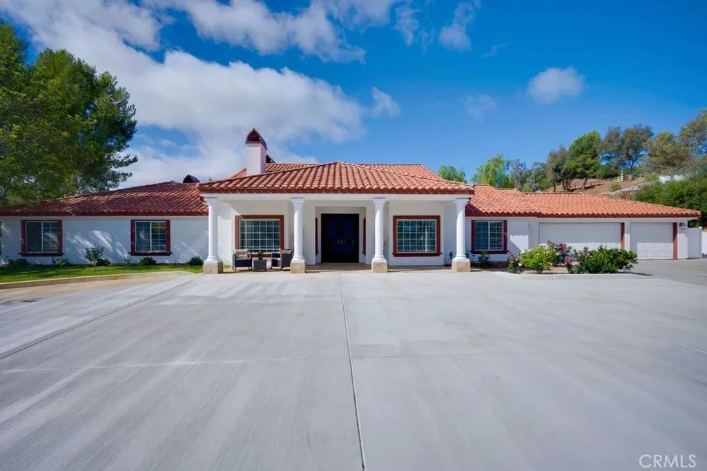 Photo of 39555 Avenida Bonita, Murrieta, CA 92562 (MLS # SW25233817)