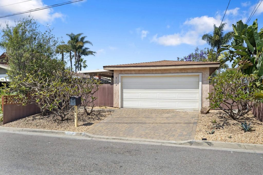 Photo of 1602 Grandview St, Oceanside, CA 92054 (MLS # 260008004)