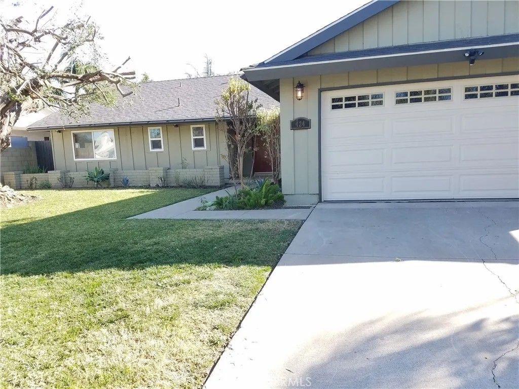 Photo of 424 E Riverview Avenue, Orange, CA 92865 (MLS # PW26011851)