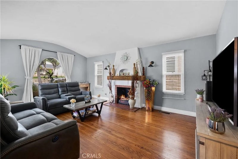 1010 E Santa Anita