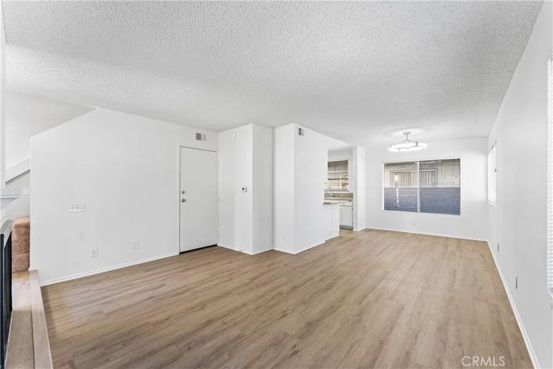 9346 Van Nuys 1