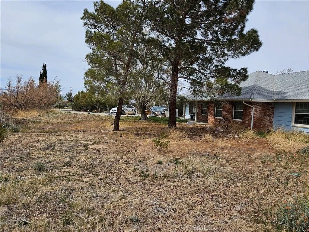 Photo of 11175 Tyee Road, Apple Valley, CA 92308 (MLS # HD25271286)