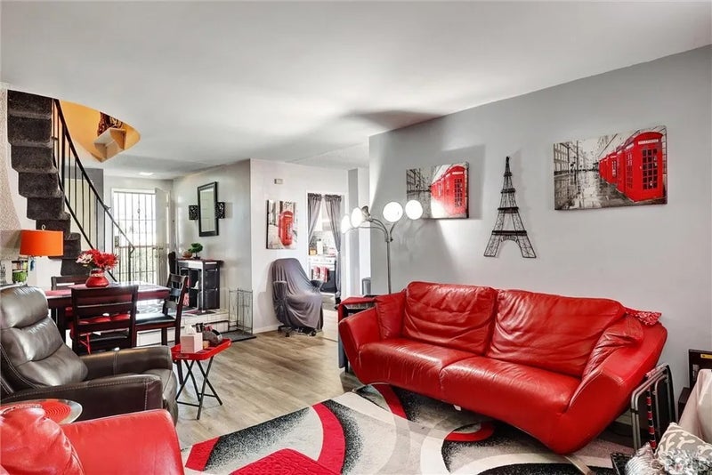 240 W Queen Street 9