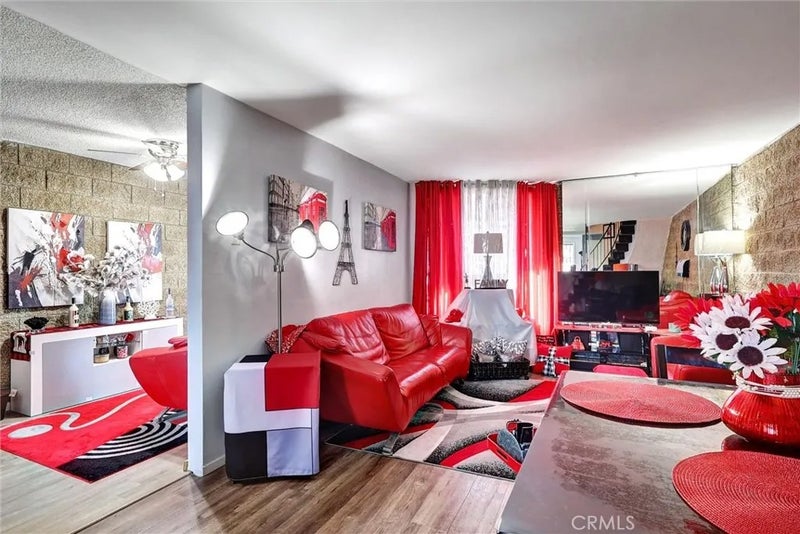 240 W Queen Street 9