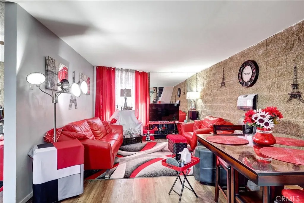 240 W Queen Street 9