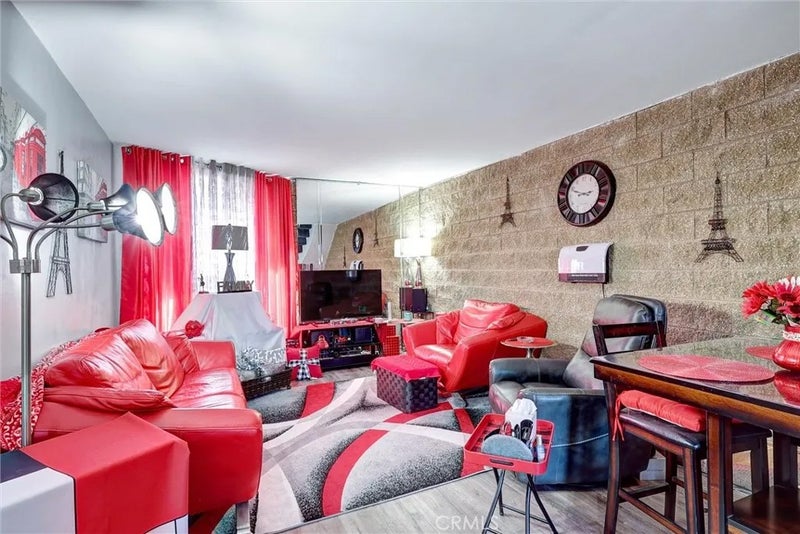 240 W Queen Street 9