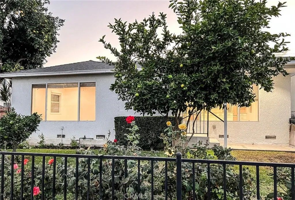 Photo of 341 N Florence Street, Burbank, CA 91505 (MLS # BB25266065)