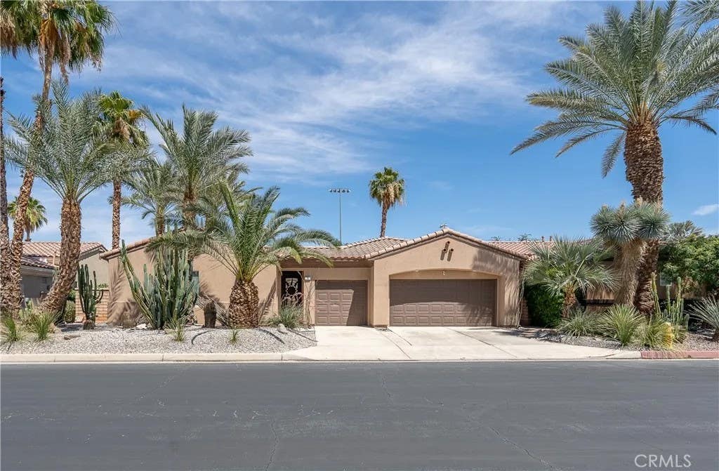 Photo of 14 Calle Lantana, Palm Desert, CA 92260 (MLS # GD25254055)