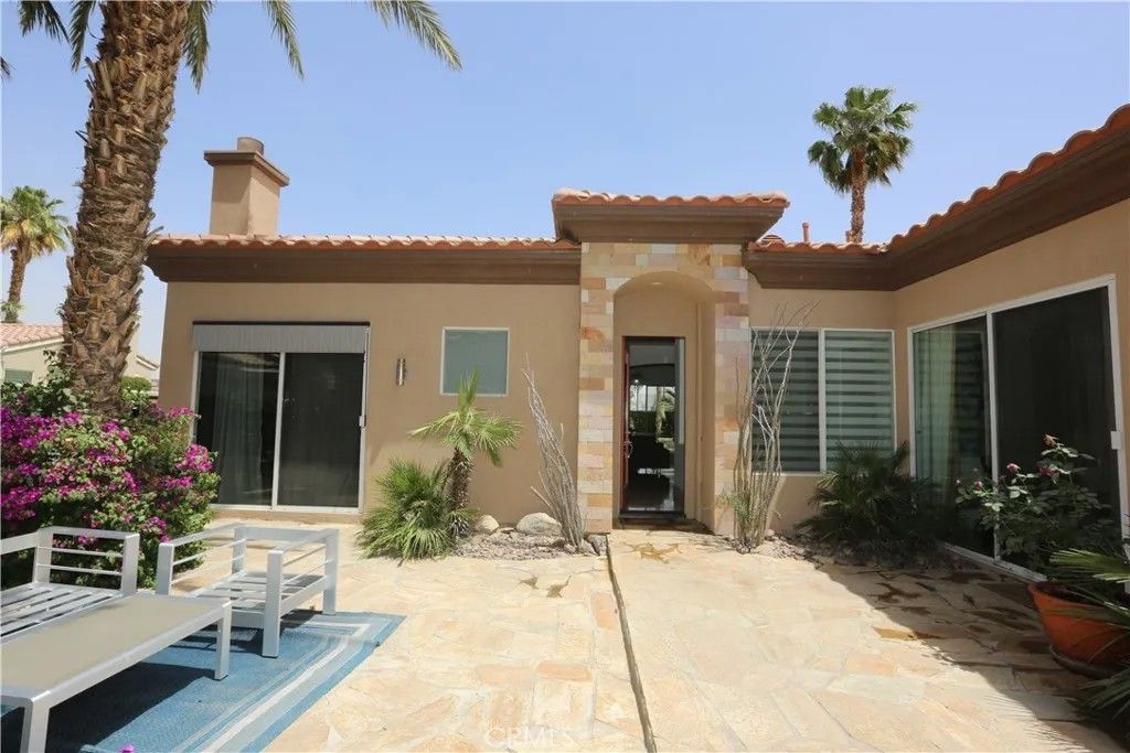 Photo of 14 Calle Lantana, Palm Desert, CA 92260 (MLS # GD25254055)