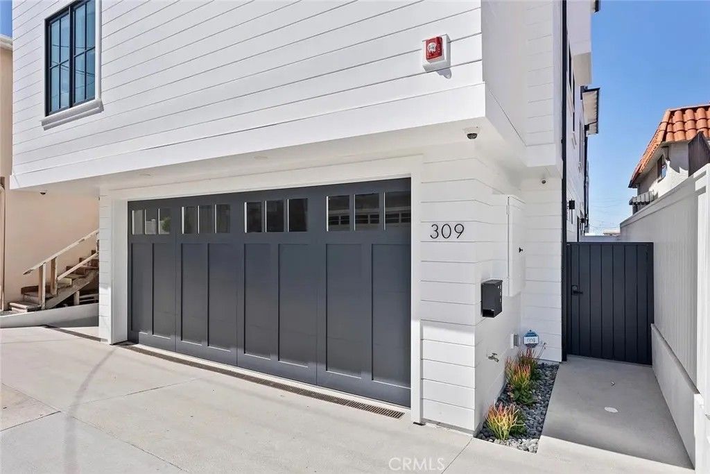 Photo of 309 Crest Drive, Manhattan Beach, CA 90266 (MLS # SB26097700)