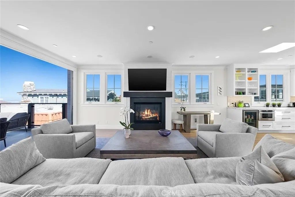 Photo of 309 Crest Drive, Manhattan Beach, CA 90266 (MLS # SB26097700)