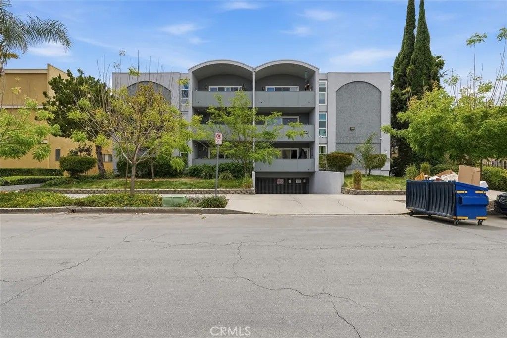 Photo of 14414 Addison St #17, Sherman Oaks, CA 91423 (MLS # GD26071442)