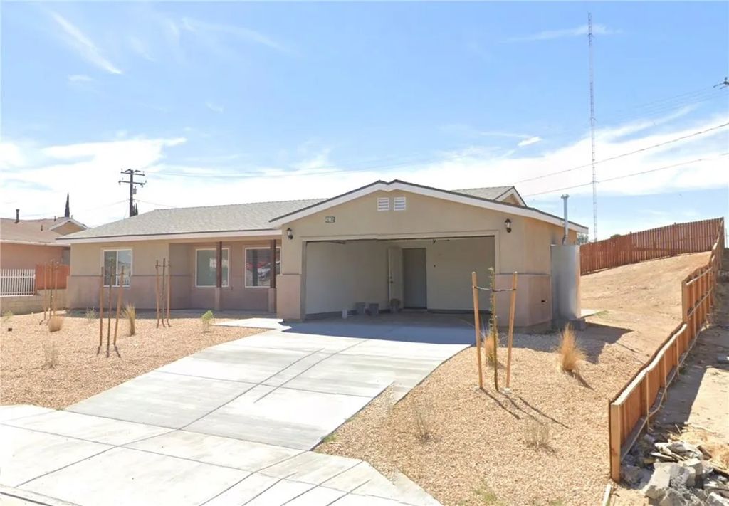 Photo of 16105 Tawney Ridge Ln, Victorville, CA 92394 (MLS # DW26055990)