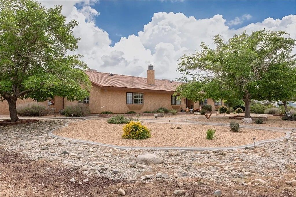 Photo of 2212 W Avenue O8, Palmdale, CA 93551 (MLS # SR26068561)