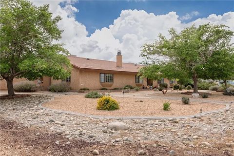 Photo of 2212 W Avenue O8, Palmdale, CA 93551 (MLS # SR26068561)