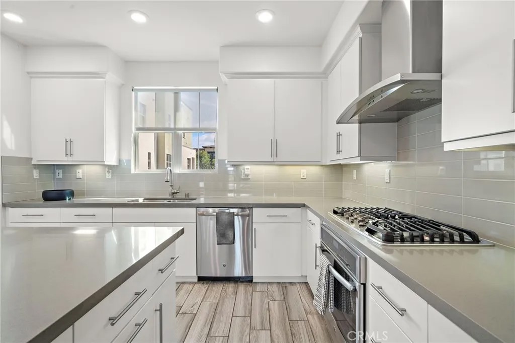 144 Paramount