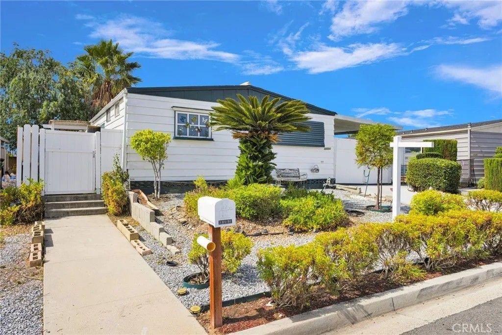 Photo of 38591 Via Escarlata, Murrieta, CA 92563 (MLS # CV26115927)