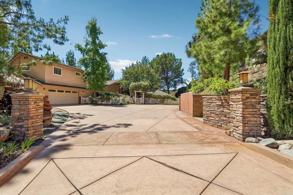 3129 Via Viejas