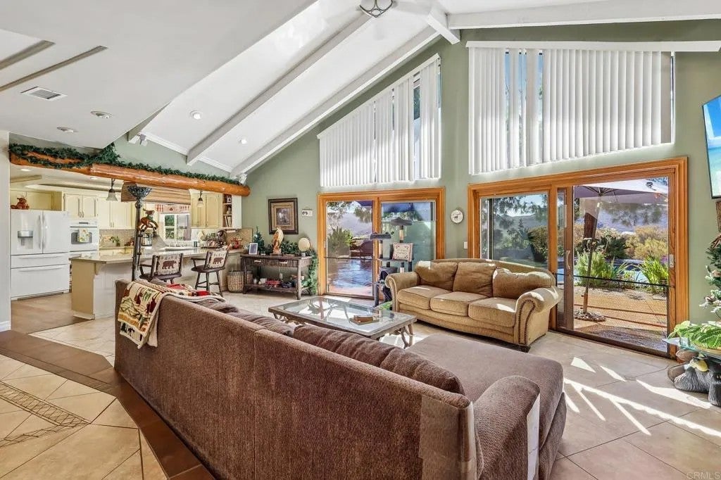3129 Via Viejas