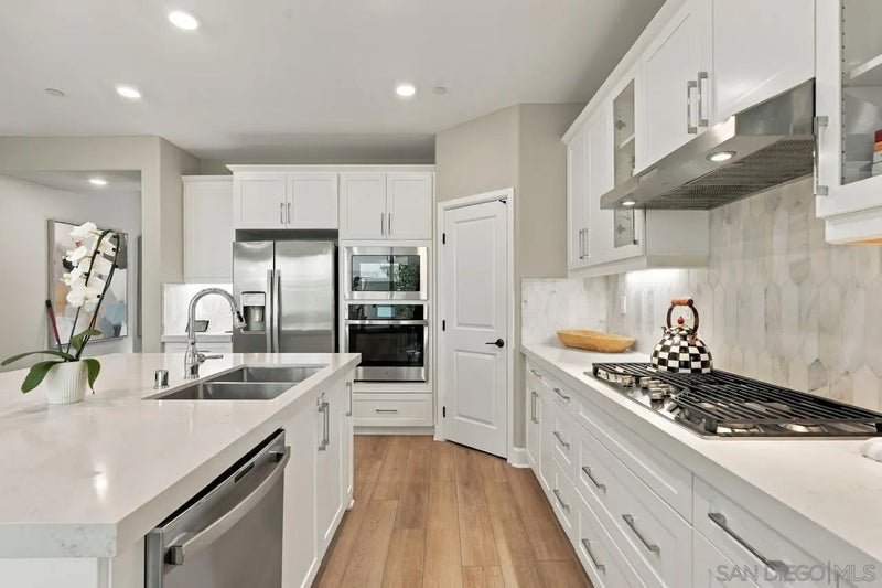 8246 Waverly