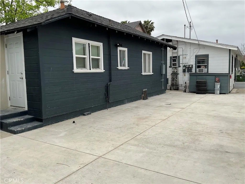 Photo of 961 W 47th Street, Los Angeles, CA 90037 (MLS # SR26012599)